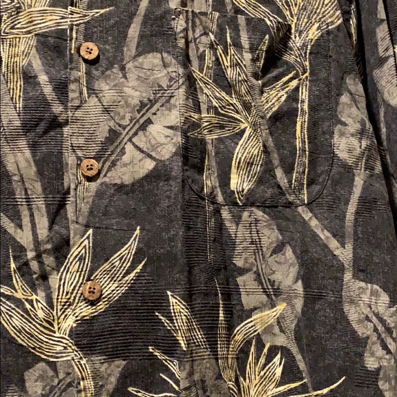 Tommy Bahama Men’s Hawaiian Shirt - Picture 3 of 5